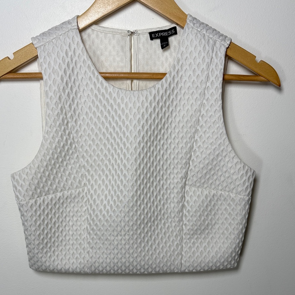 Express White Textured Sleeveless Back Slit Crop Top - Picture 3 of 13